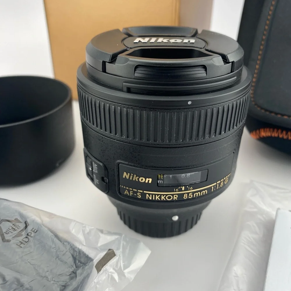Nikon AF-S NIKKOR 85mm f/1.8G Prime Telephoto F-Mount Lens With Accessories